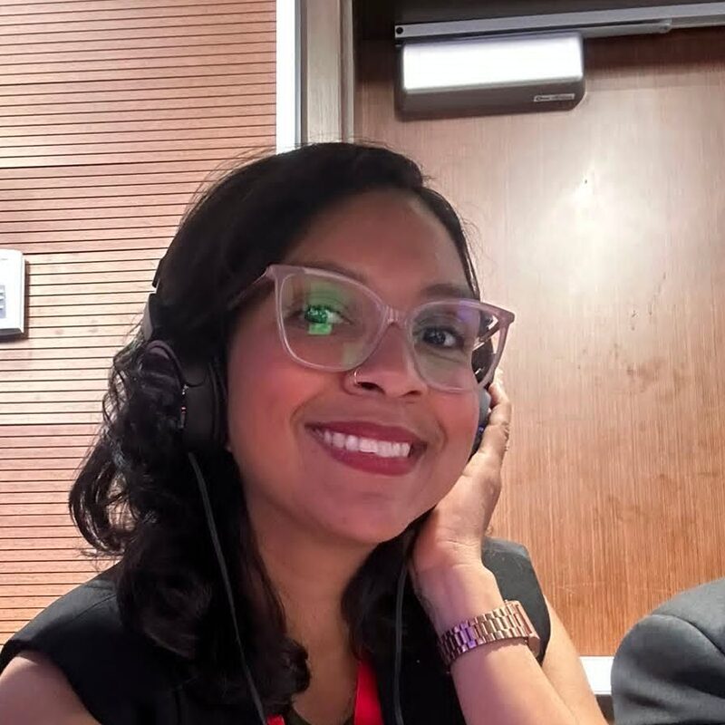 Adrianne Barraza en cabina de interpretación simultánea, traductora pública autorizada español-portugués en Panamá